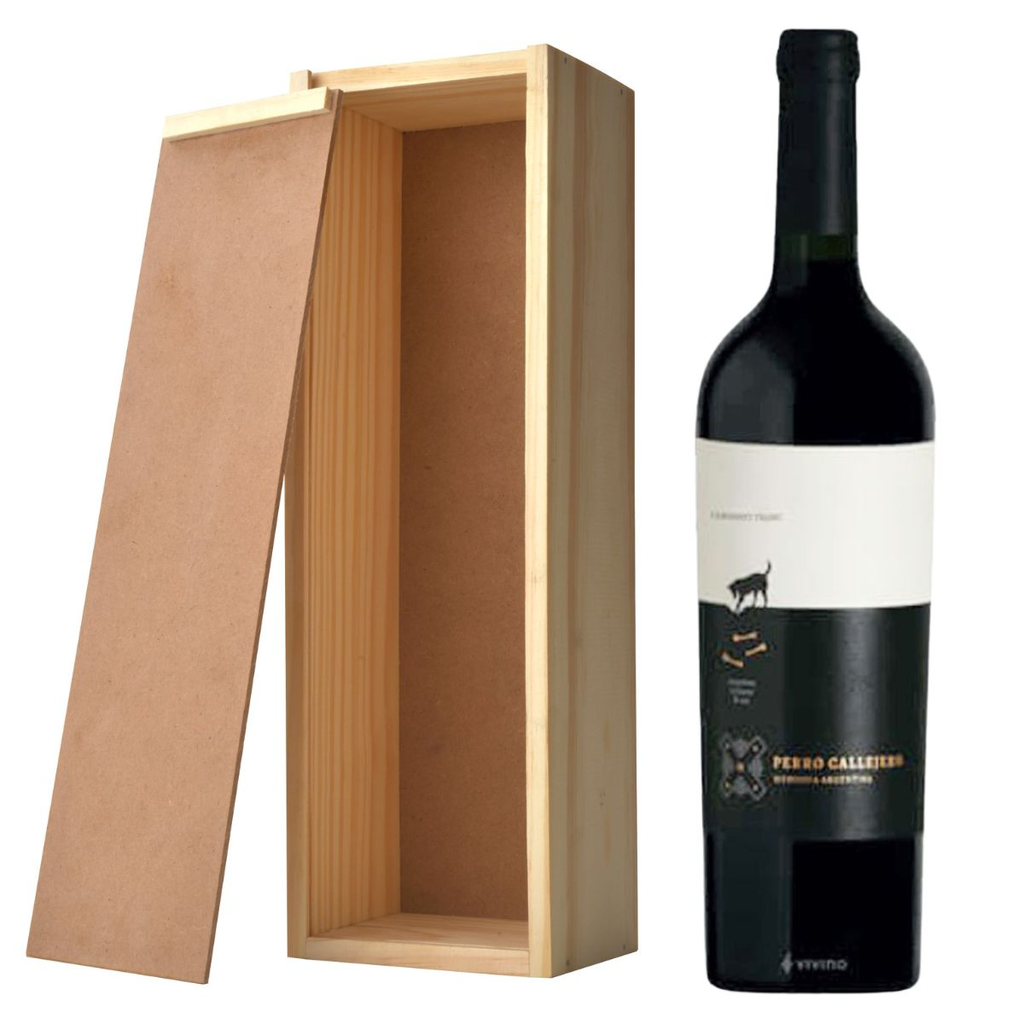 Vino perro callejero en caja de madera